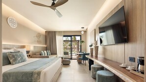 Une chambre d’hôtel moderne équipée d’un lit, d’un coin salon, d’une table à manger et d’un téléviseur.
