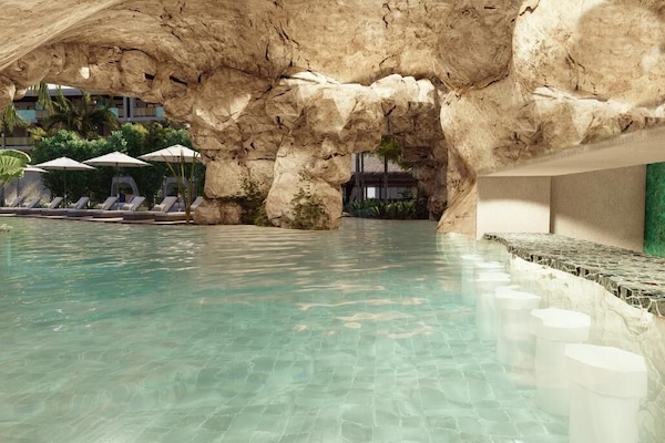 7 Bars/Lounges, 3 Bars im Pool, Strandbar