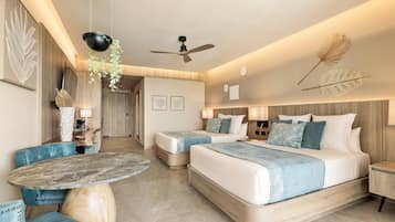 Una habitación de hotel moderna con dos camas, un comedor y un ventilador de techo.