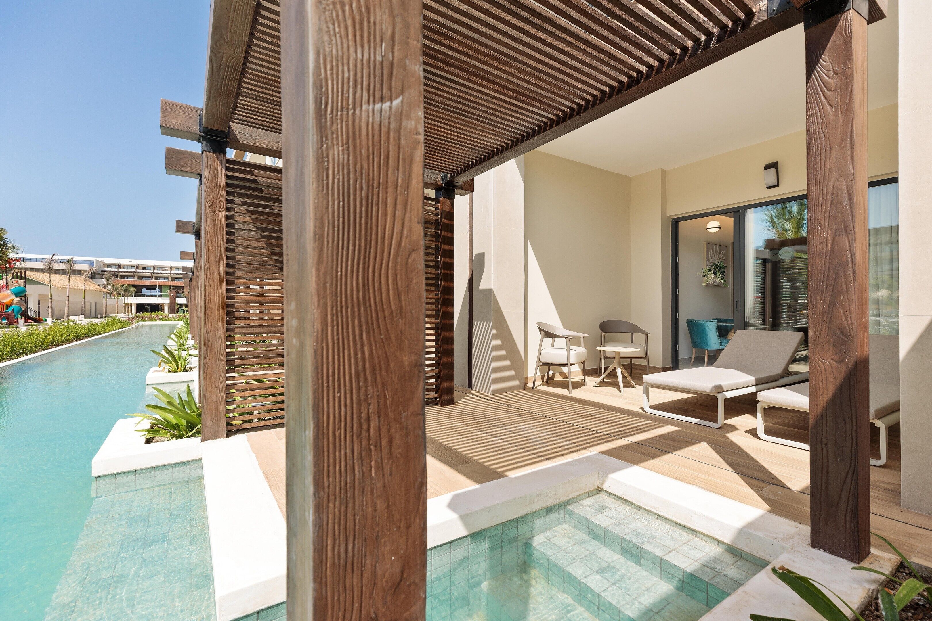 5 outdoor pools, open 8:00 AM to 6:30 PM, cabanas (surcharge)