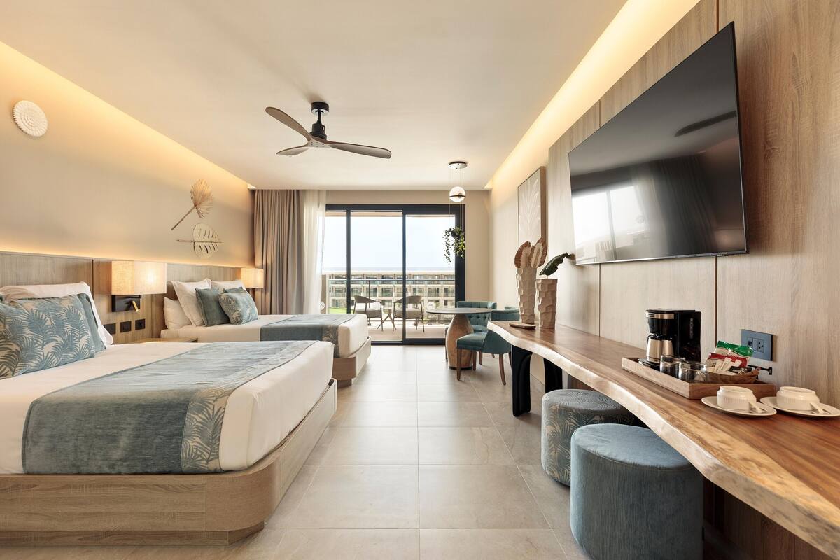 Minibar con artículos gratuitos y caja de seguridad en la habitación 