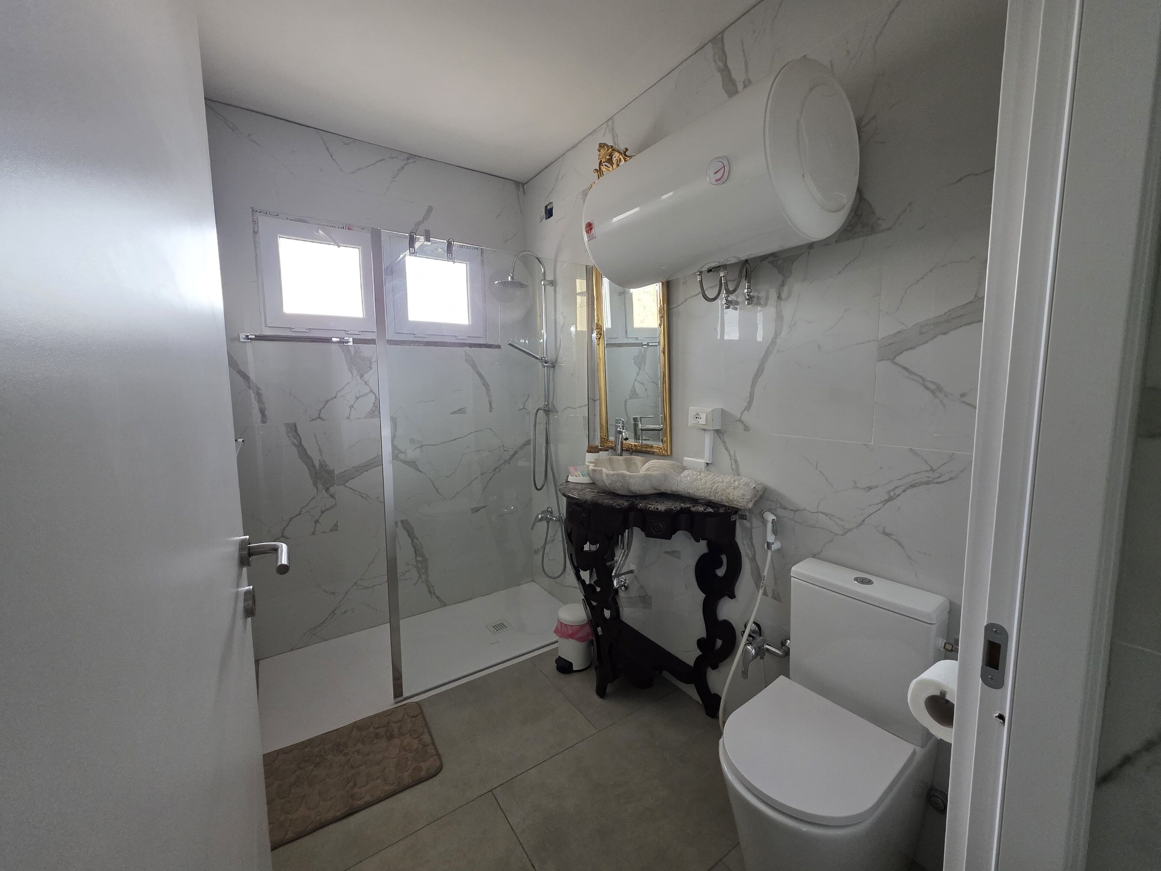 Douche, sèche-cheveux, bidet, serviettes fournies