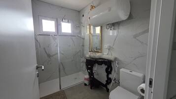 Douche, sĂšche-cheveux, bidet, serviettes fournies