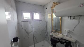 Dusche, Haartrockner, Bidet, Handtücher