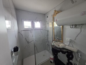 Dusche, Haartrockner, Bidet, Handtücher