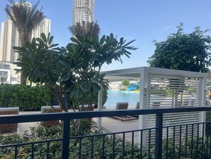 Property grounds - Contemporary 2 Bedroom l Pool, Gym & Private Beach (Creek Harbour)