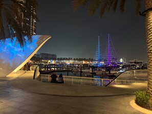 Marina - Contemporary 2 Bedroom l Pool, Gym & Private Beach (Creek Harbour)