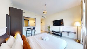 Iron/ironing board, WiFi, bed sheets - Spacious Studio l Canal View l The Greens (The Greens)
