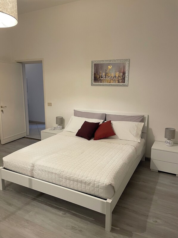 2 habitaciones, tabla de planchar con plancha y cuna de viaje 