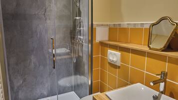 Dusj, hårføner, håndklær og såpe