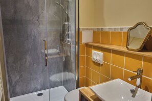 Ducha, secador de pelo, toallas y jabón