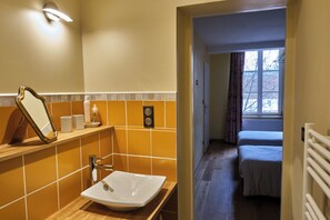 Ducha, secador de pelo, toallas y jabón