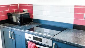 Fridge, microwave, oven, stovetop - Serviced Accom Sleeps 8- Near London, Free Parking (South Croydon)