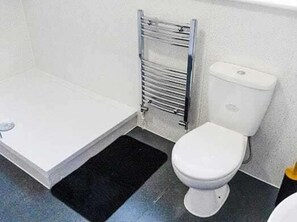 Shower, towels - Modern Serviced Accommodation Near East Croydon Addington House-"easy Acess to Central London" (South Croydon)