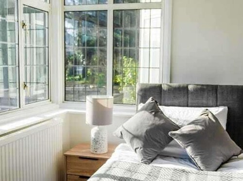 Modern Serviced Accommodation Near East Croydon Addington House-"easy Acess to Central London"