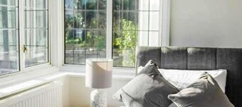 Serviced Accom Sleeps 8- Near London, Free Parking