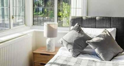 Modern Serviced Accommodation Near East Croydon Addington House-"easy Acess to Central London"