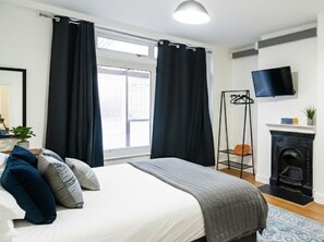 4 bedrooms, iron/ironing board, free WiFi, bed sheets - Serviced Accom Sleeps 8- Near London, Free Parking (South Croydon)