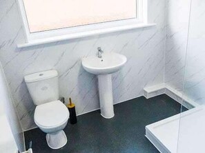 Shower, towels - Modern Serviced Accommodation Near East Croydon Addington House-"easy Acess to Central London" (South Croydon)