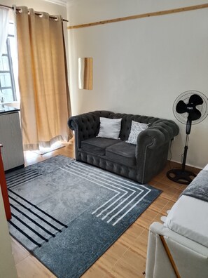 Living area - Amazing studio in charming Nakuru perfect for your stay (Nakuru)