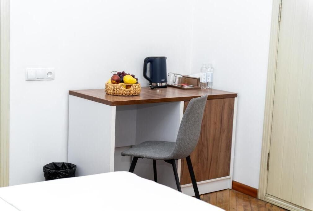 Quarto duplo standard, várias camas | Cofres nos quartos, Wi-Fi de cortesia