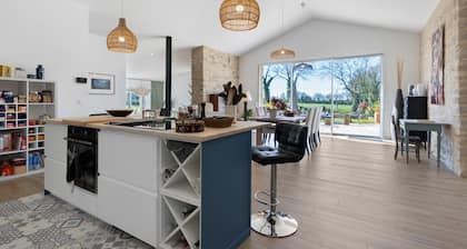 Guest Room À L'orée Des Bois 'Chambre Flower' with Private Terrace, Shared Garden & Wi-Fi