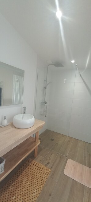 Een douche, een haardroger, handdoeken