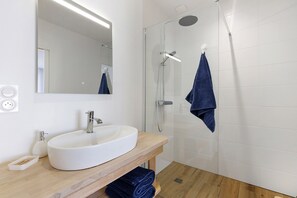Dusche, Haartrockner, Handtücher