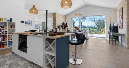 Chambre dâhĂŽtes Ă L'orĂ©e Des Bois «âŻChambre LoulouâŻÂ» avec terrasse privĂ©e, jardin commun et Wi-Fi