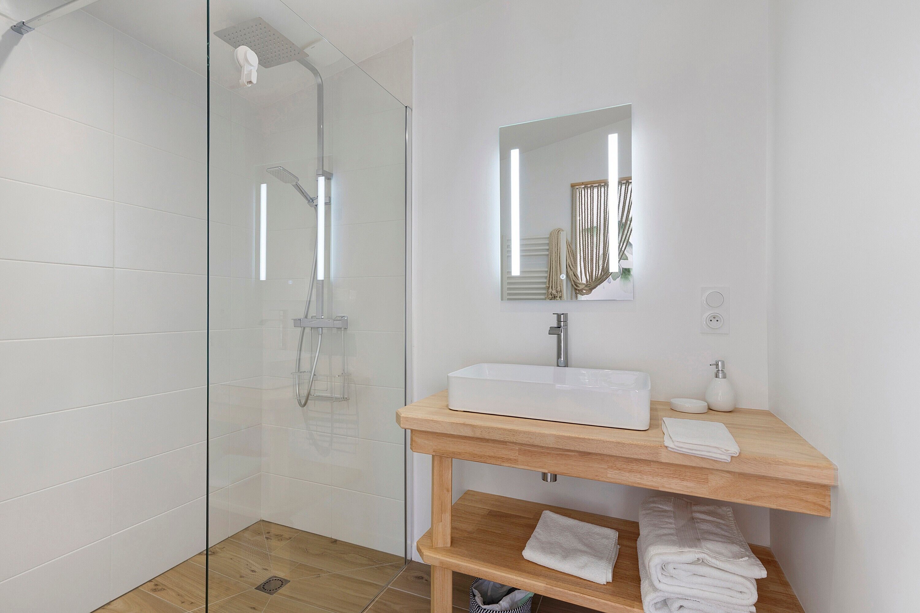 Een douche, een haardroger, handdoeken