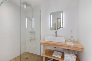 Dusche, Haartrockner, Handtücher
