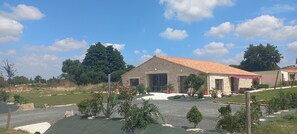 Exterior - Guest Room À L'orée Des Bois “Chambre Maritxu” with Private Terrace, Shared Garden & Wi-Fi (La Gaubretière)