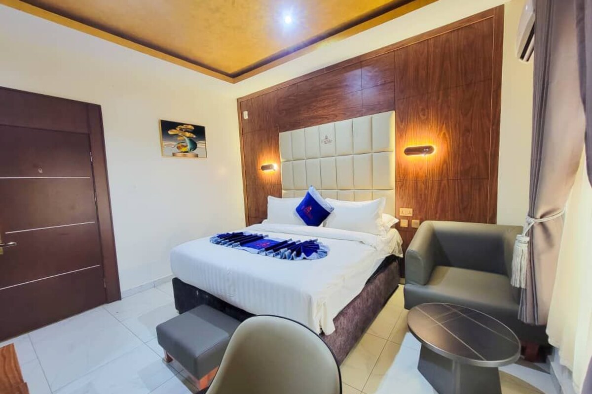 Habitación Deluxe, vistas a la piscina | Caja fuerte, escritorio, espacio para trabajar con un portátil