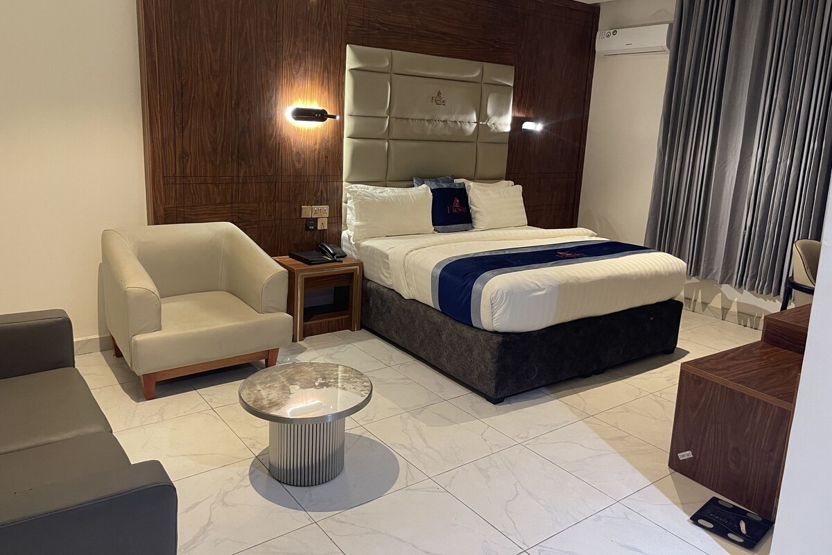 Luxury Μονόκλινο Δωμάτιο | Χρηματοκιβώτιο στο δωμάτιο, γραφείο, χώρος εργασίας για λάπτοπ 