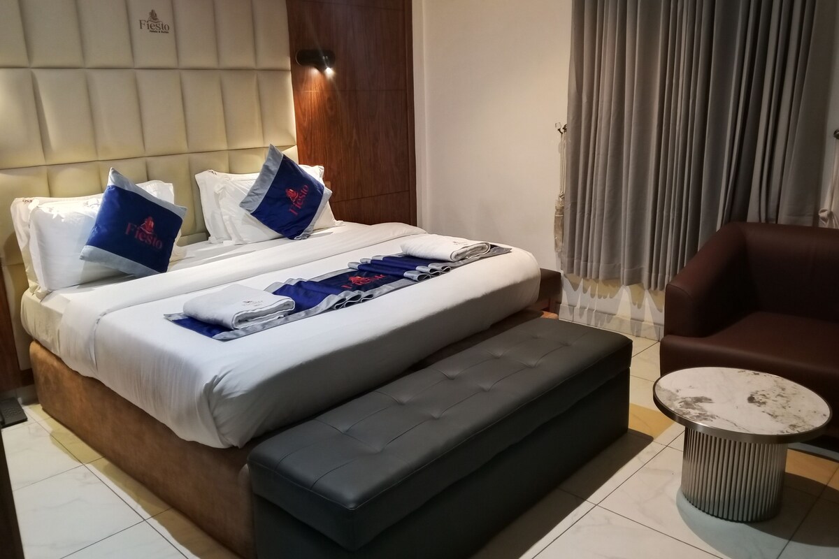 Executive Suite, Courtyard View | In-room safe, desk, laptop workspace, blackout curtains