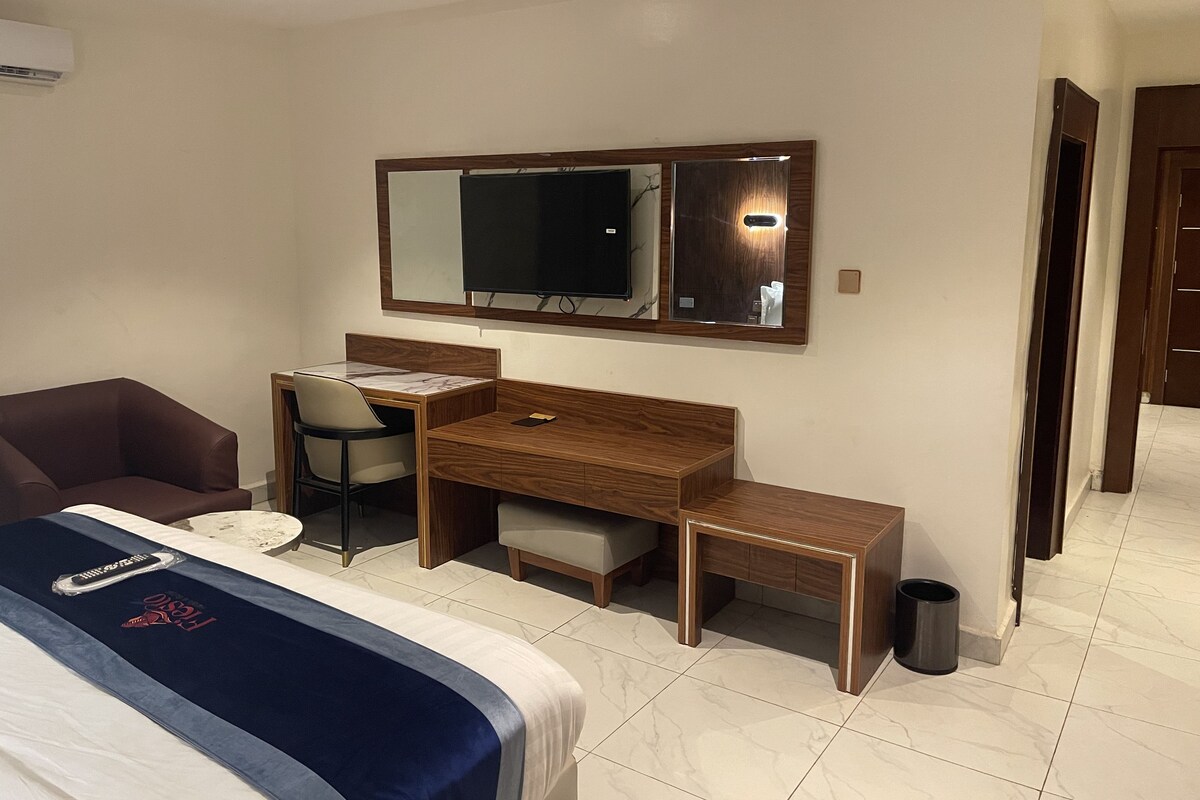 Business Suite, Courtyard View | In-room safe, desk, laptop workspace, blackout curtains