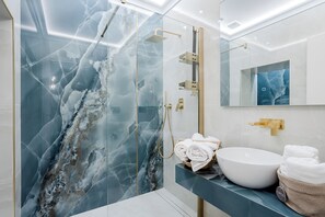 Shower, jetted bath, hair dryer, bidet - Phenomenal 3-bedroom apartment with balcony & bathtub in the heart of Rome (Roma)