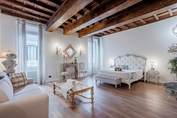 3 makuuhuonetta, tallelokero huoneessa, silitysrauta/-lauta