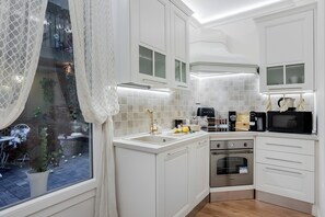 Jääkaappi, mikroaaltouuni, uuni, liesi