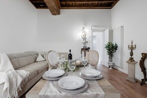 Dining - Phenomenal 3-bedroom apartment with balcony & bathtub in the heart of Rome (Roma)