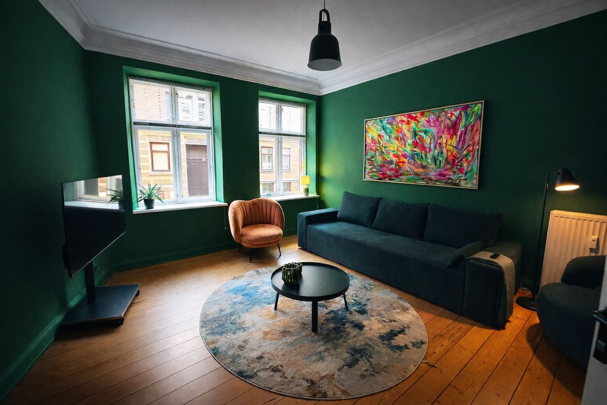 Basic Double or Twin Room, City View | Living area