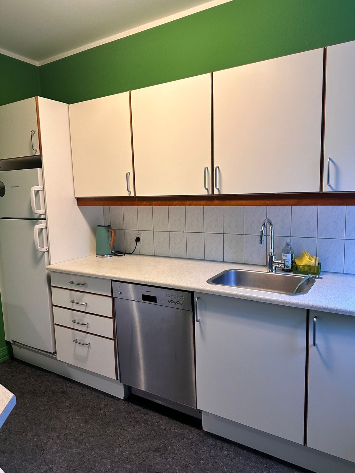 Ovn, kokeplater og kjøkkenutstyr