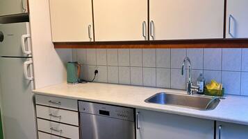 Ovn, kokeplater og kjøkkenutstyr