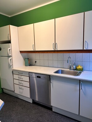 Four, plaque de cuisson, batterie de cuisine, vaisselle et ustensiles