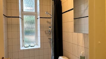 Habitación básica con 1 cama matrimonial o 2 individuales, vista a la ciudad | Baño | Toallas