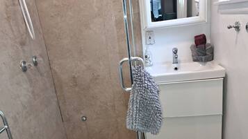Apartment, 1 Bedroom, Smoking, City View | Bathroom