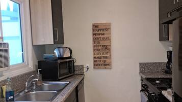 Apartment, 1 Bedroom, Smoking, City View | Interior