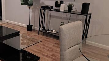 Appartement, 1 chambre, fumeur, vue sur la ville | Salle de séjour