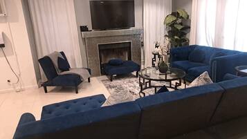 Apartment, 3 Bedrooms, Accessible, Smoking | Living room