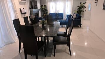 Appartement, 3 chambres, accessible aux personnes à mobilité réduite, fumeurs | Salle à manger